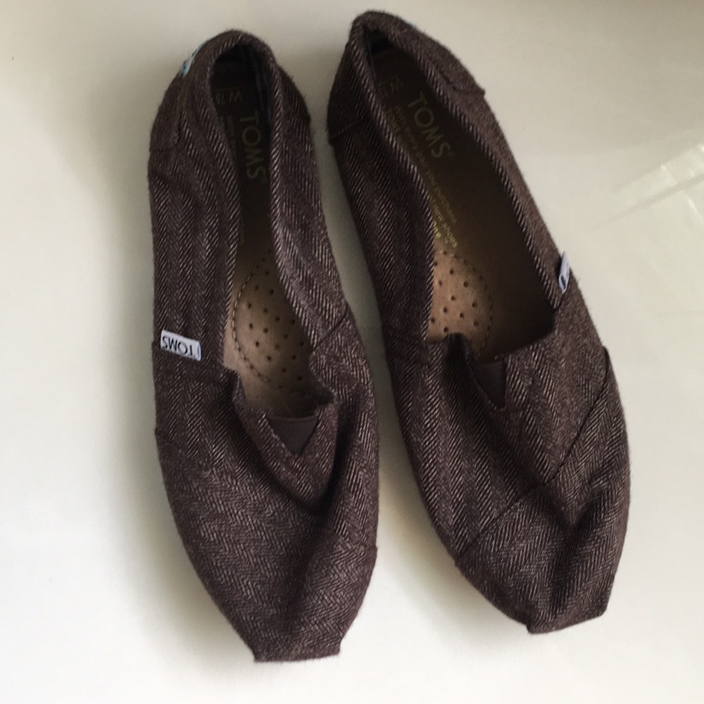 Gently used brown TOMS 💙